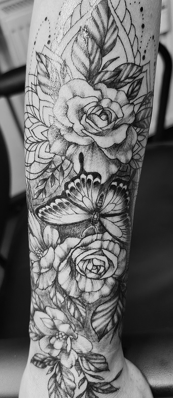 Coverbild mit einem Blumentattoo auf dem Unterarm